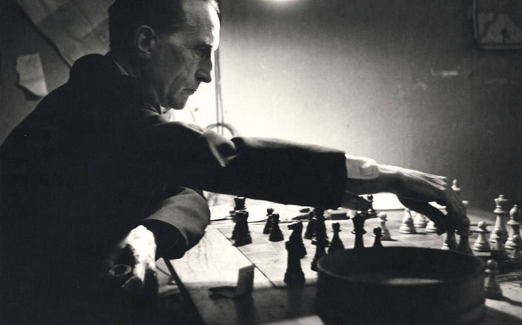 Jogador de xadrez italiano pensativo contemplando movimento estratégico com  tabuleiro de xadrez em vista