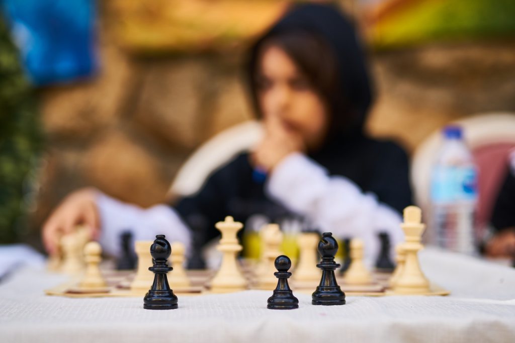 Escola de xadrez para crianças pensando em xadrez o conceito de aprender e  crescer xadrez infantil