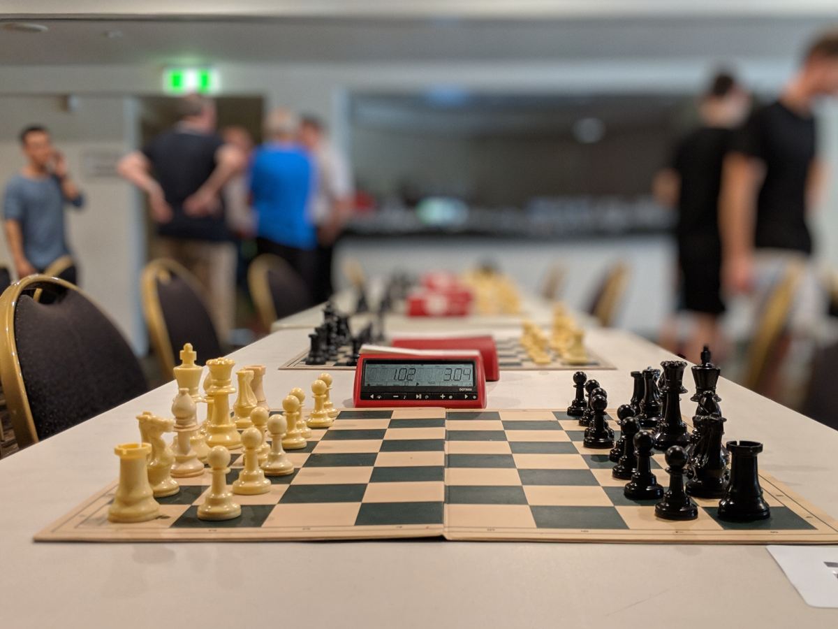 Para melhorar no xadrez, é melhor jogar com pessoas ou com computadores? -  Quora