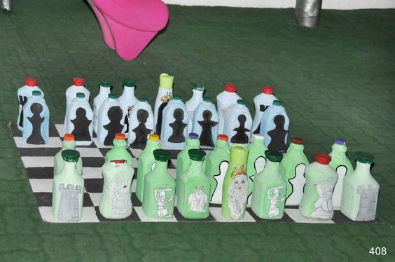 Jogo de xadrez com tampinhas de garrafa  Jogo de xadrez, Faça você mesmo,  Brinquedos reciclados